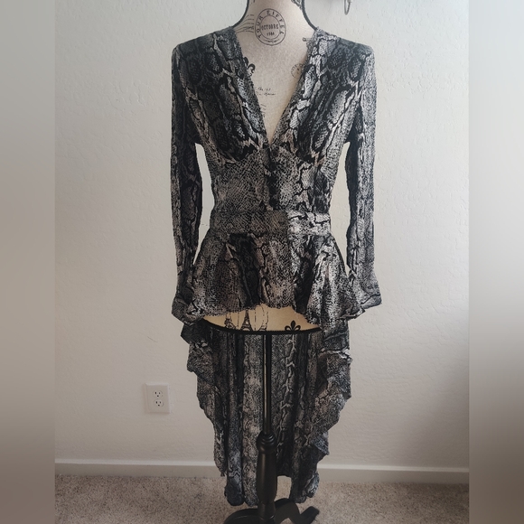 🆕 Muy Muy Snakeskin Print High-low asymmetrical Western button up blouse_Small - Picture 1 of 13